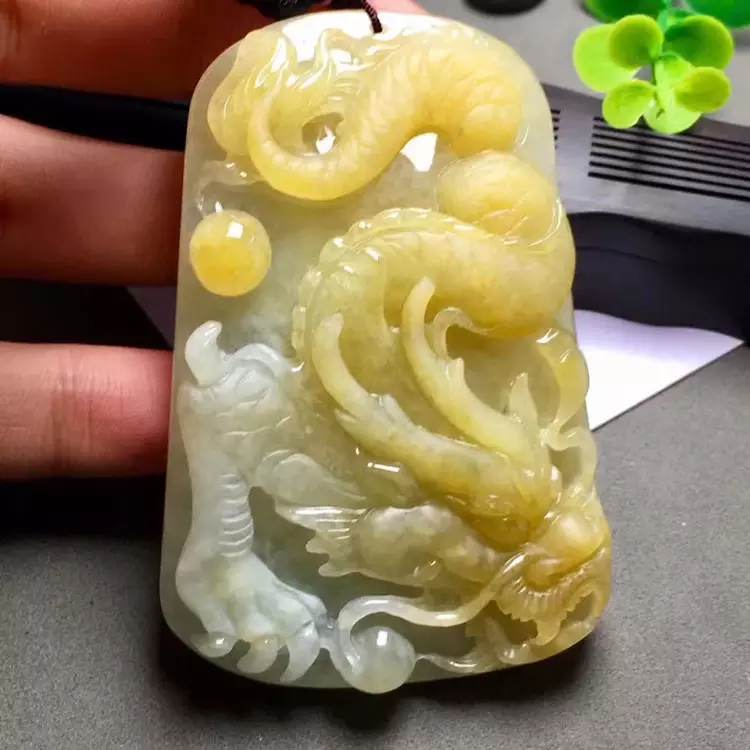 翡翠龍牌適合送什麼屬相：翡翠龍牌寓意好欠好啊？我很想要這方面的資料的！