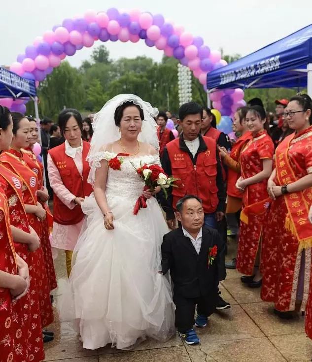 1、娶小六歲的老婆:山東“男”身高1米娶小6歲1.7米媳婦，結婚15年現狀如何？
