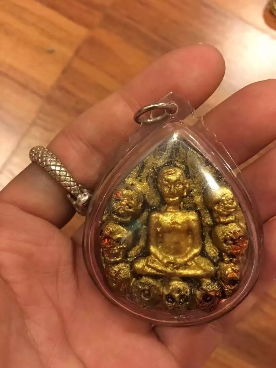 4、為什麼佩戴牌的人容易發財:泰國牌：佩戴泰國牌有用嗎？