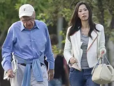 4、我30歲，一個40來歲的男人，說他和他老婆經常吵架感情不和，說他老婆不理解他。說他喜歡我，如果我不