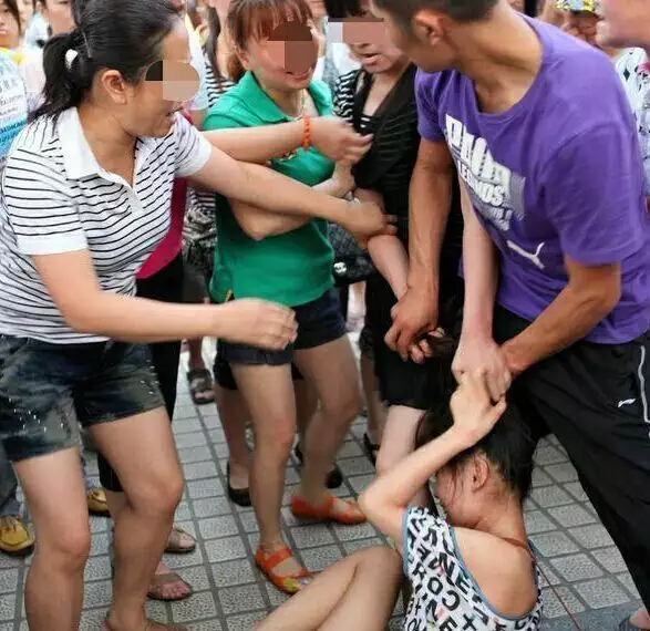 6、老公偷偷帶小三到家裡:老公，趁我不在家，把小三帶到家裡來睡覺，我該離婚嗎？怎麼辦？