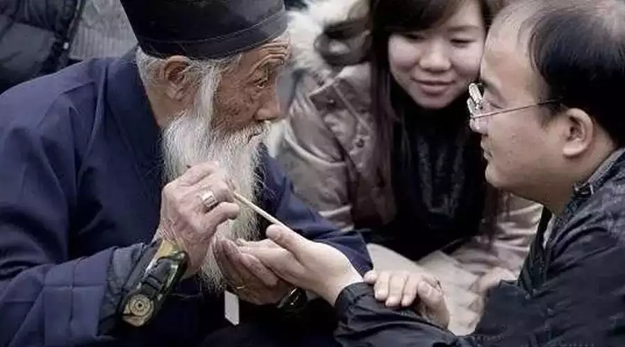 6、哪裡有算命很準的人,某天來了一位來算卦,告訴了她的生辰八字,算卦之
