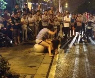 2、一個有家庭的男人。不想離婚也不想跟小三分手。他很自私。還是他很愛這兩個女人。