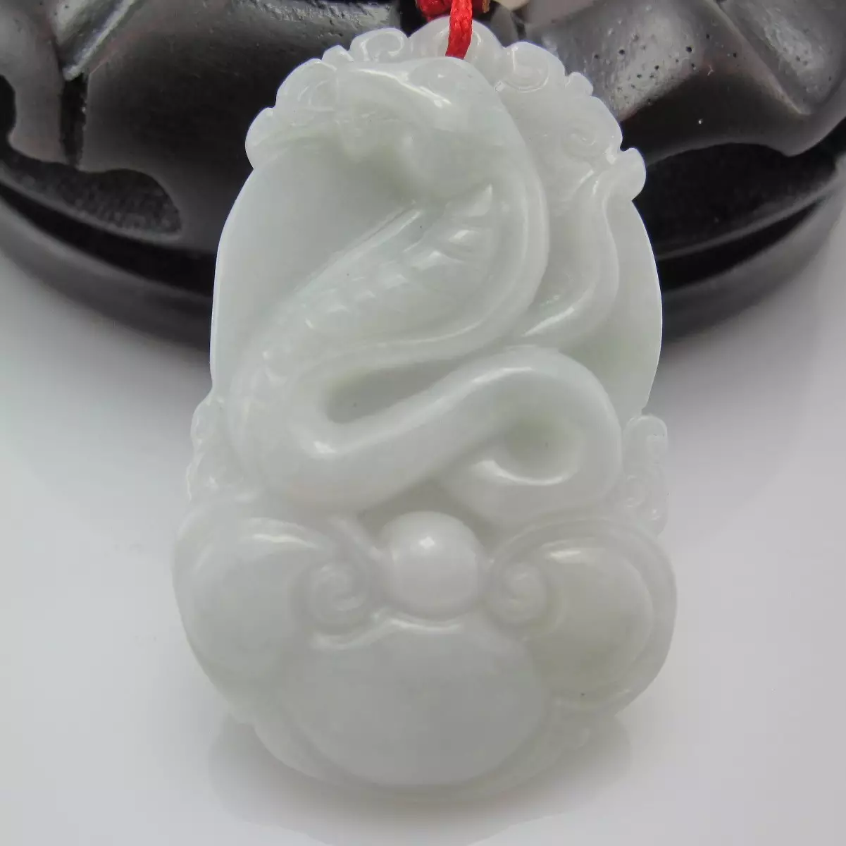 屬蛇的人帶蛇玉屬相好嗎：帶玉的屬相蛇對婚姻與家庭