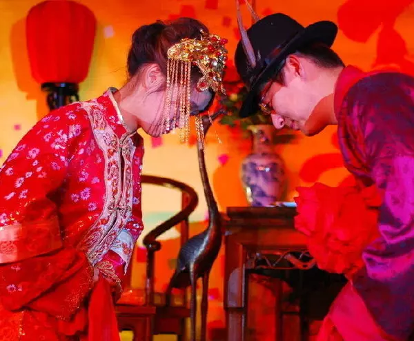 4、算命的說不合適卻結婚了:急 我們被一個算命的說不合適結婚也是離婚!!