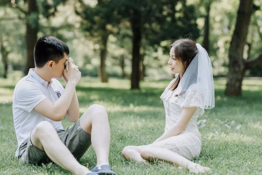 2、頭婚男二婚女:頭婚男取一個帶一個女孩子的二婚女會過得幸福嗎？別人會笑話嗎？