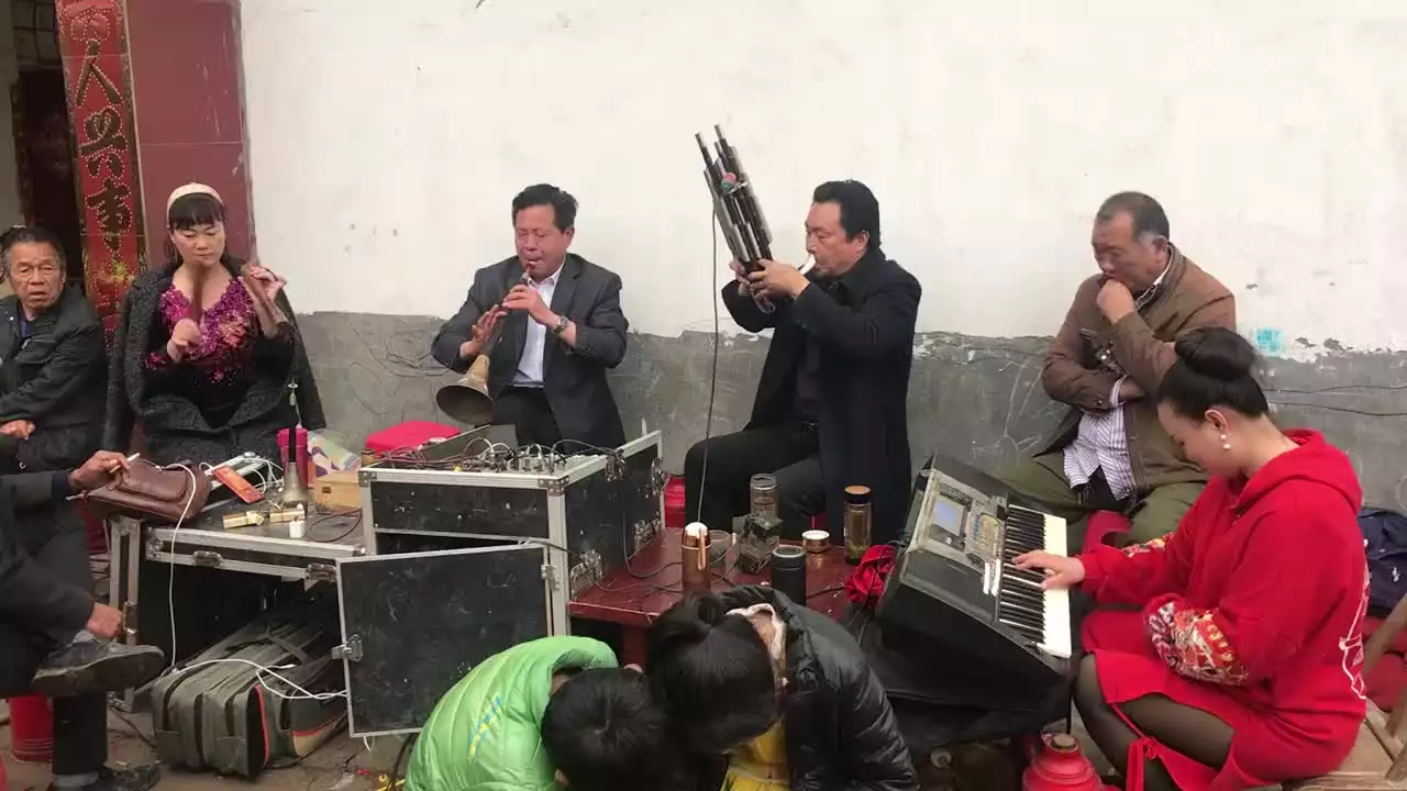 6、誰知道有這樣一首歌似乎是娶親的時侯放的 似乎是用嗩吶吹出來的