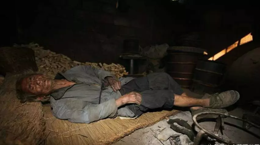 卧床老人眼睛渾濁是臨終嗎：久病卧床的老人去世前有哪些徵兆