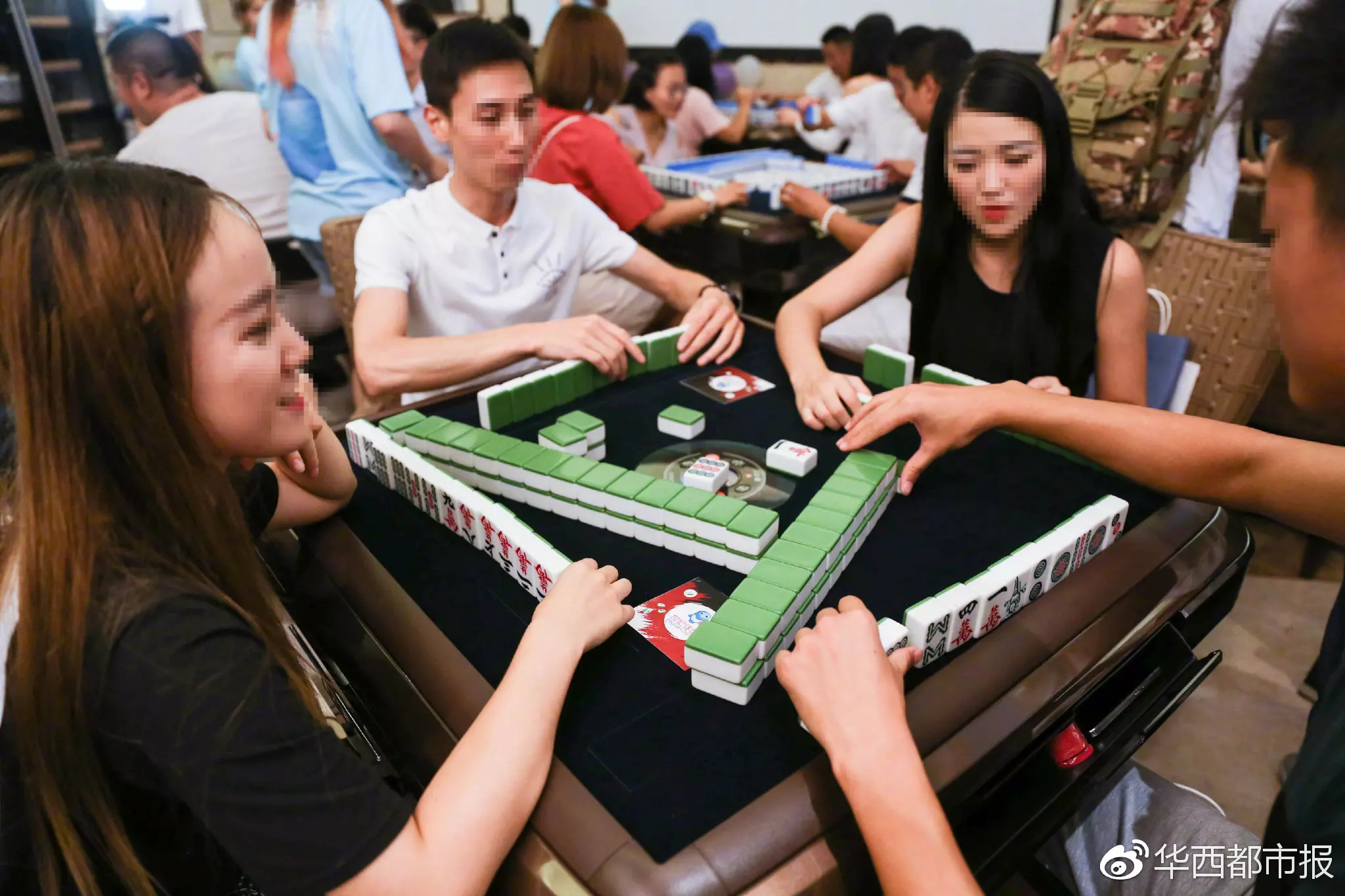 2、女人打麻將帶什麼東西會贏:來打麻將財運如何