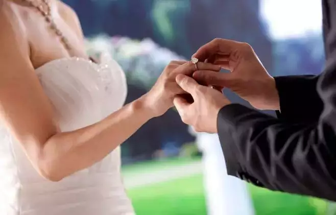 1、晚婚人是什麼命運:遇不到結婚對象。看相的說是晚婚命。怎麼辦啊？
