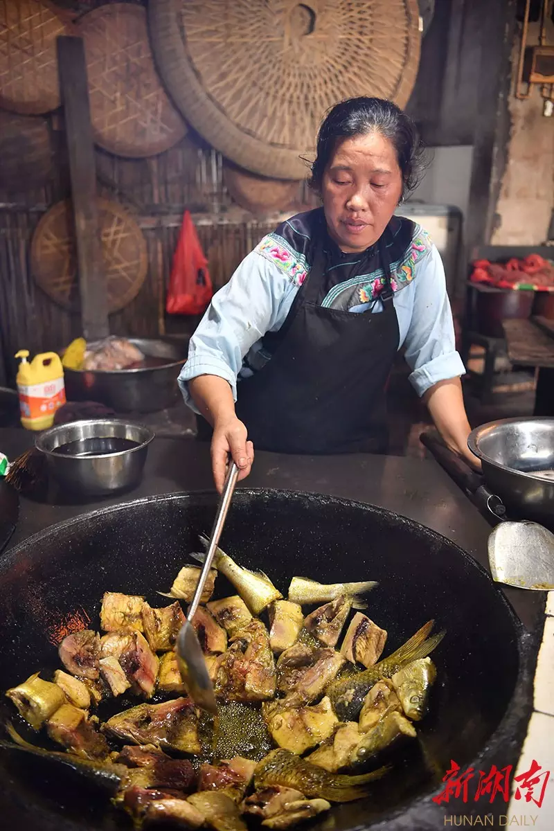 1、湖南湘西苗族是怎麼婚配的:湘西的苗族是什麼苗？