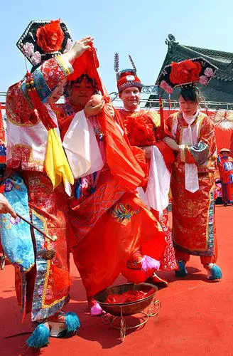 7、滿族人外祖父婚配外孫女:外公和外孫女的關係是
