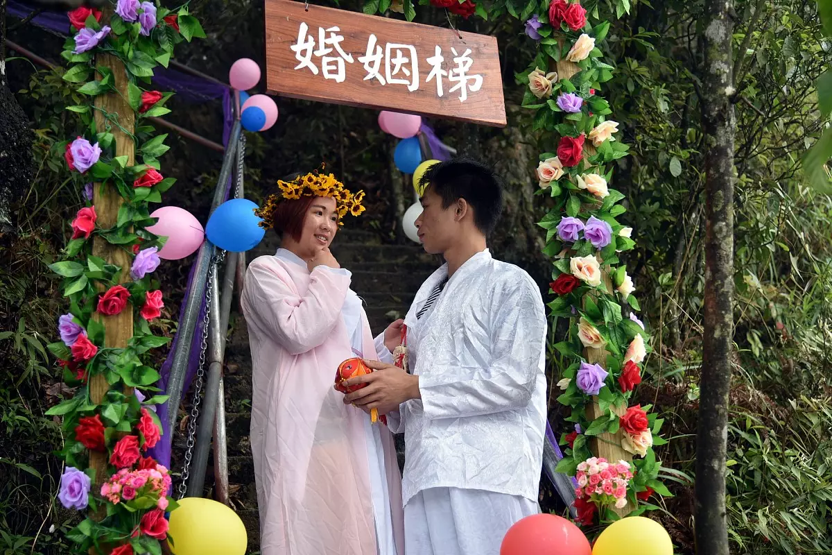 2、九零年十月女婚配情形:90年屬馬女馬女的和什麼屬相最配