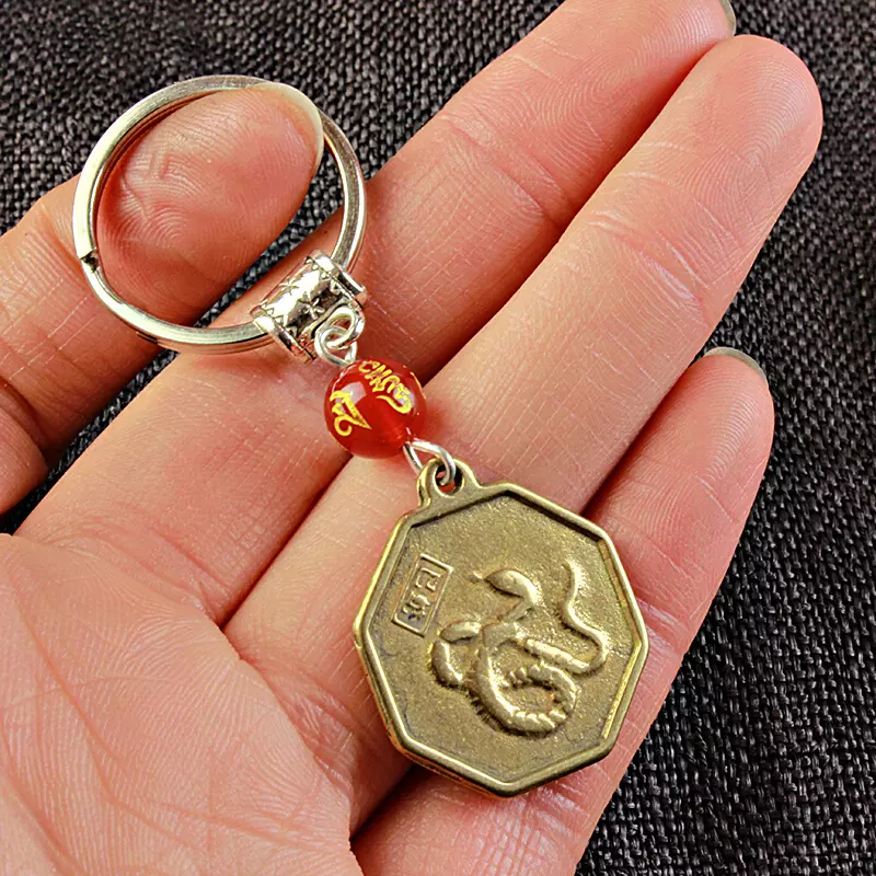 黃金屬相鑰匙掛件圖片：求這個鑰匙鏈上的圖案原圖？