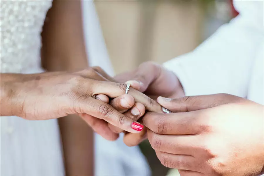 2、婚配女大男一歲好不好:女比男大一歲結婚好嗎？