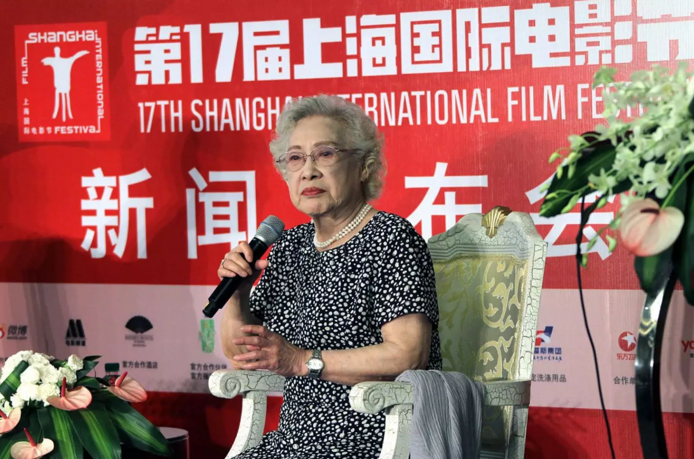98歲秦怡滿頭白髮在家掛點滴，如今怎麼樣了？