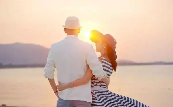 1、夫妻之間的八字能互相影響嗎:夫妻八字不合離婚不離家的話還會影響對方的事業發展嗎?