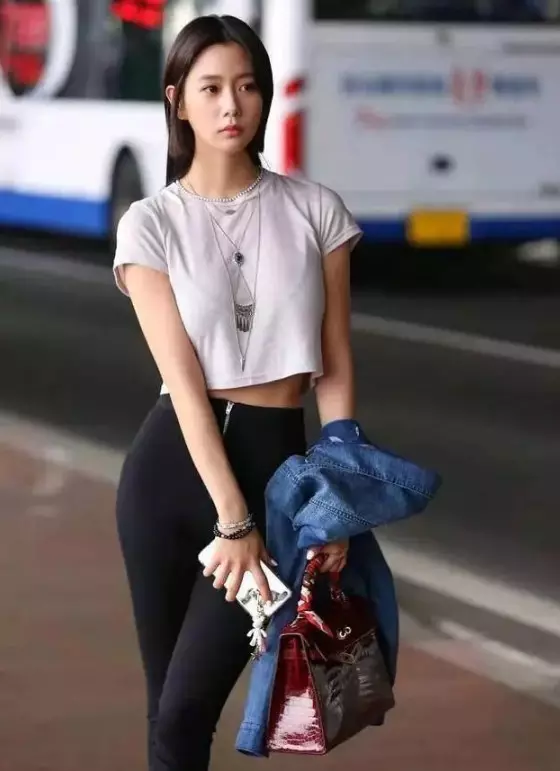 4、愛上一個已婚男人.我23歲 他35歲，在公司認識了他 眼就一見鍾情了 但是知道他結婚有老婆了