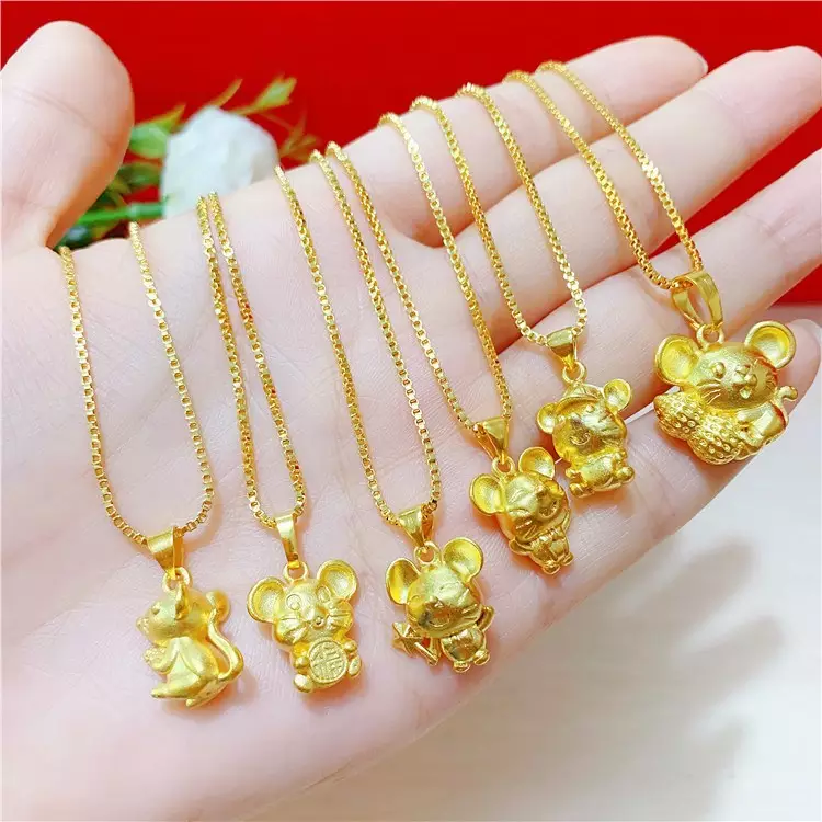 老鳳祥屬相黃金吊墜按克：老鳳祥的黃金手工吊墜，跟明牌的黃金吊墜選哪一個？
