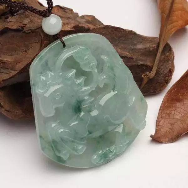 掛屬相吊墜有什麼含義：男生帶掛件是翡翠好還是金鑲玉好？都是帶有生肖的，
