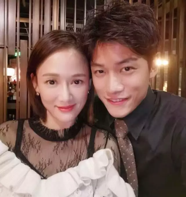 2、跟男朋友是姐弟戀，我們相差4歲，男友父母是離異的，從小跟爺爺奶奶一起生活，剛認識那會他剛畢業，他對