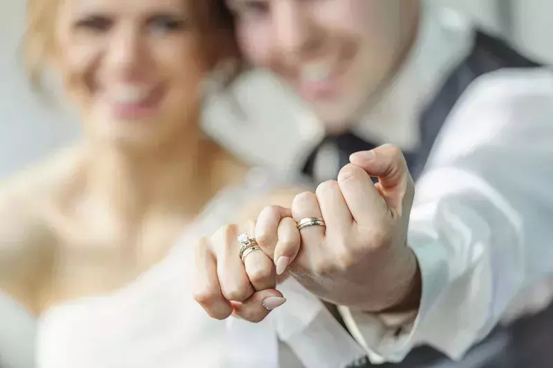 2、男孩比女孩大5歲婚姻會幸福嘛:男孩比女孩大5歲，多少歲結婚比較合適？