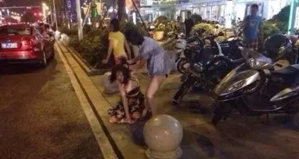 2、問：男人58歲沒有離婚和婚外情小三40歲生了私生女，這樣的事，你們怎麼看？