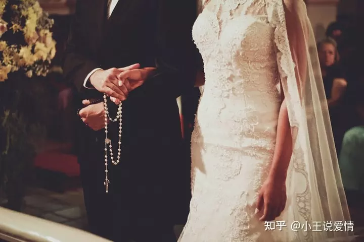 1、已婚男人對小三不花錢:已婚男有了小三又有了小四,那他對小三是真心的嗎
