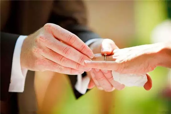 2、一九九零年屬馬的婚姻怎麼樣:一九九零屬馬男和一九九二年屬猴女婚配好嗎
