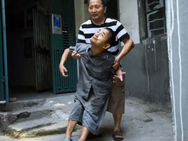 1、近親婚配患什麼病風險變大:為什麼近親婚配會使後代出現病症的機會大增，用高中生物解釋