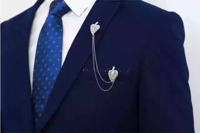 5、藍色襯衣娶親配什麼顏色領帶:天藍色襯衣搭配什麼顏色的領帶