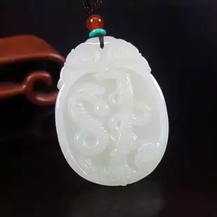 蛇屬相適合戴什麼生肖玉牌：屬蛇的人應該戴什麼生肖的配飾？