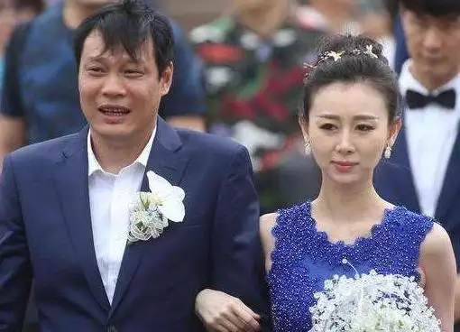 5、老婆大六歲好不好:老婆比我大六歲結婚會幸福嗎？