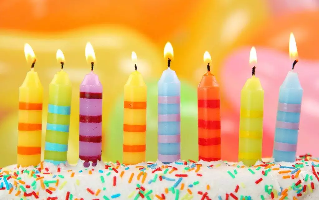 給同事送生日祝福的話：送給同事的生日祝福語簡短文藝