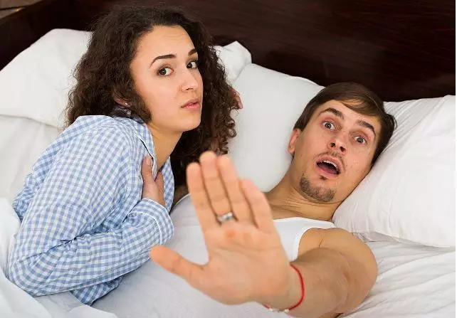 6、男人出軌不承認是什麼心態:我老公背後有抓痕,還不承認出軌,怎麼整他,求出主意