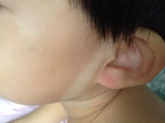 2、女主是撒旦臉上有胎記，一個老頭給她一本書，後來認了一個哥哥，去學校的路中死了，她召喚惡