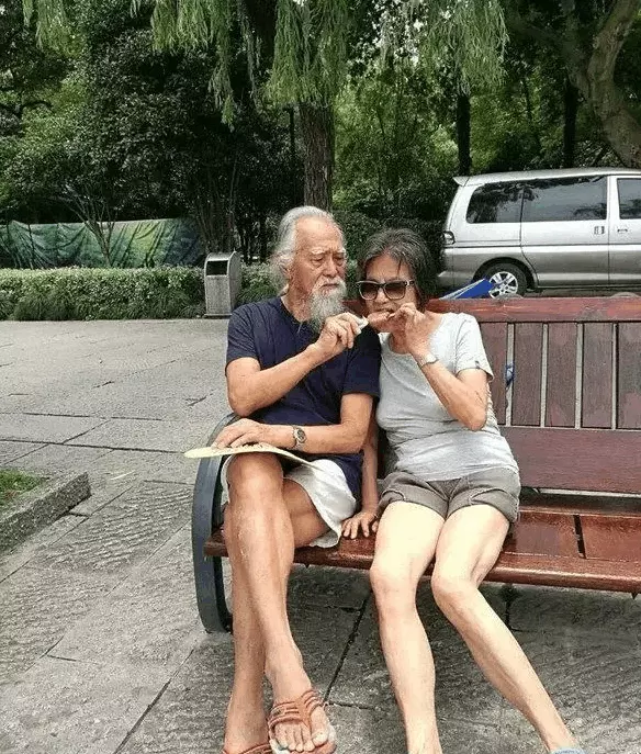 6、五十歲的夫妻一月幾次:夫妻50歲每月幾次為正常