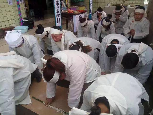 下葬時生肖相衝的人參加了，為了相處對方的忌諱心裏，如何才能解決這個相衝的問題，急，請各位路過的