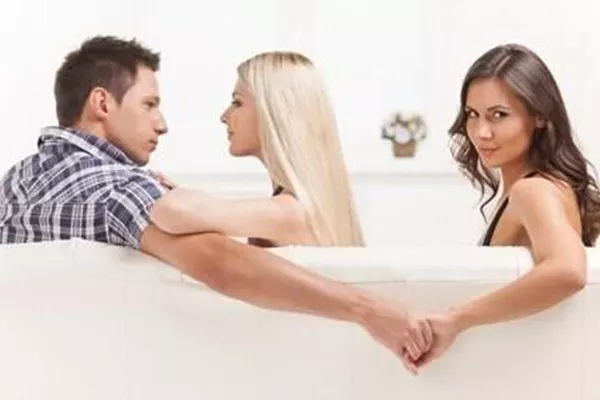 1、已婚男會出軌不喜歡的女人嗎:已婚男人喜歡別的女的，他會出軌么