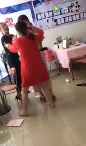 3、現在工作工資相對來說挺高的，但是只是打工，要是想自己單幹，就得有證。老闆想讓我給他當小三，可是他是