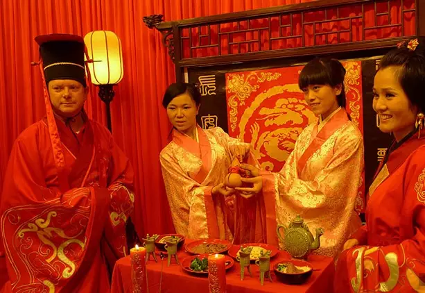 1、華人男子在美國婚配職位:統計：在美國打工的華人時薪相當於中國人的10倍