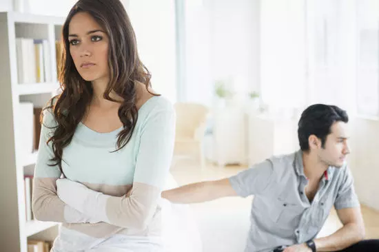 3、男人出軌分居還拖着不離婚:老公出軌了,有時晚上不回家老婆該和他分居嗎？