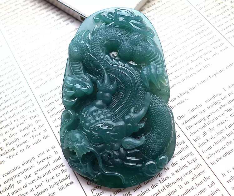 屬相龍可以佩帶龍生肖玉嗎：屬龍的人能帶自己屬相的玉佩嗎