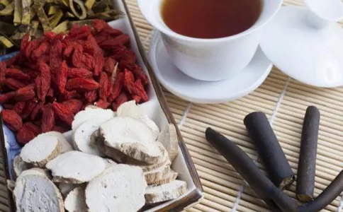 1、黃芪紅棗泡水喝的功效:黃芪和枸杞紅棗泡水喝有什麼作用