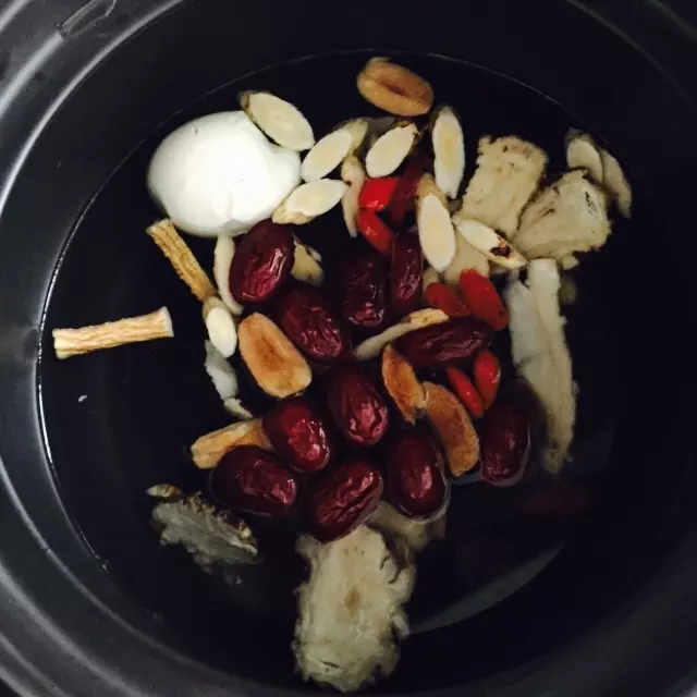 2、黃芪紅棗泡水喝的功效:黃芪和紅棗泡水喝有什麼作用