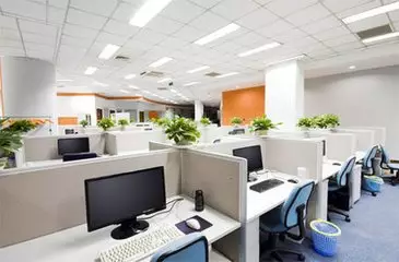 女性辦公桌左右擺放風水：什麼樣的辦公桌風水布局能幫助你事業發展？