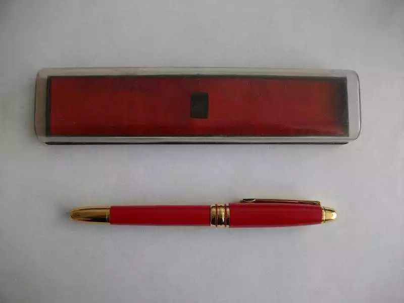 4、用紅筆寫仇人名字:紙上寫仇人名字