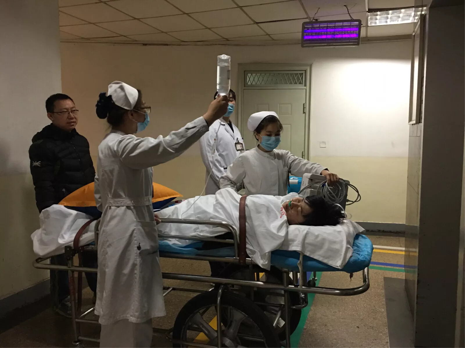 4、在將病人送往醫途中，病人頭部的朝嚮應與載他的交通工具(救護車、飛機等等)前進的方向______，
