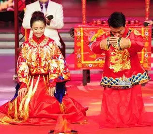 1、有高人能詳細解釋一下金雞玉犬難逃避，合婚雙方不可遇，兩屬相爭大不宜嗎？