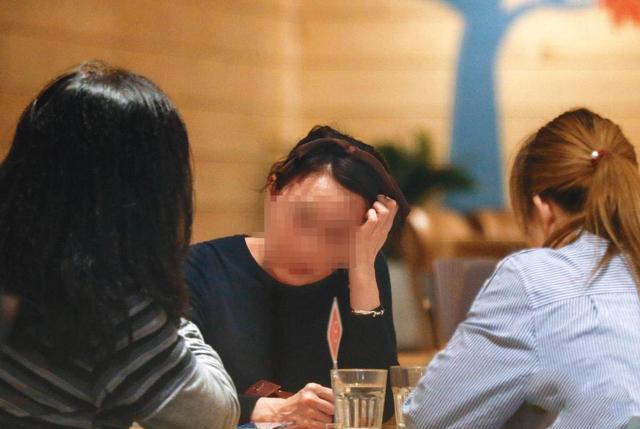 4、小三給原配打，叫她離婚，原配說， 讓我老公來說，原配知道老公出軌以後，沒有跟老公鬧就跟不知道一